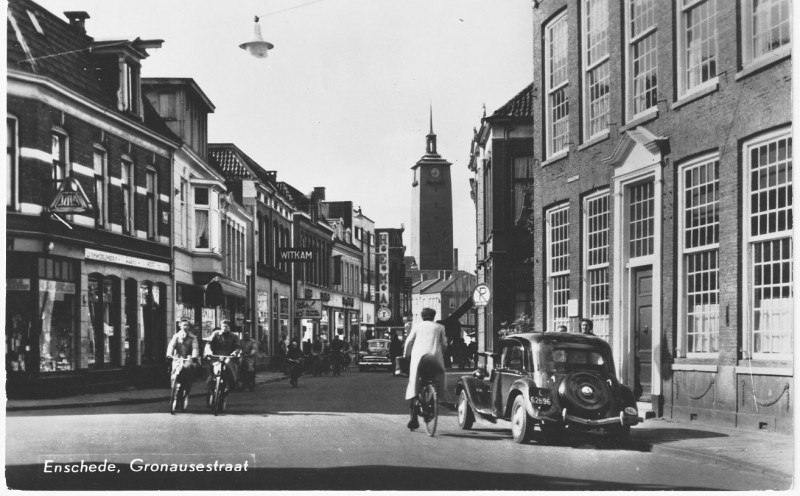 Gronausestraat 20-26 links en 35 rechts Elderinkshuis met Citroen voor de deur.jpg