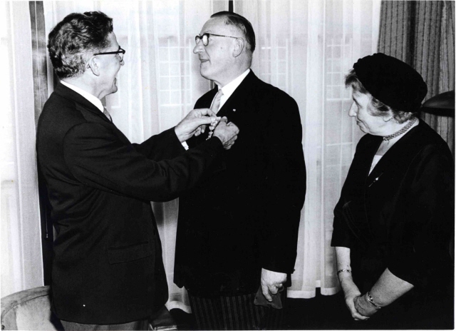 Langestraat 24 Stadhuis Burgemeester Thomassen uitreiking medaille aan J.A. Sellenraad, hoofd Pedagogisch Centrum. juni 1962.jpeg