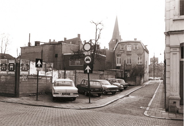 Noorderhagen hoek Bolwerkstraat richting Markt, met op de achtergrond de Grote Kerk 1971.jpeg
