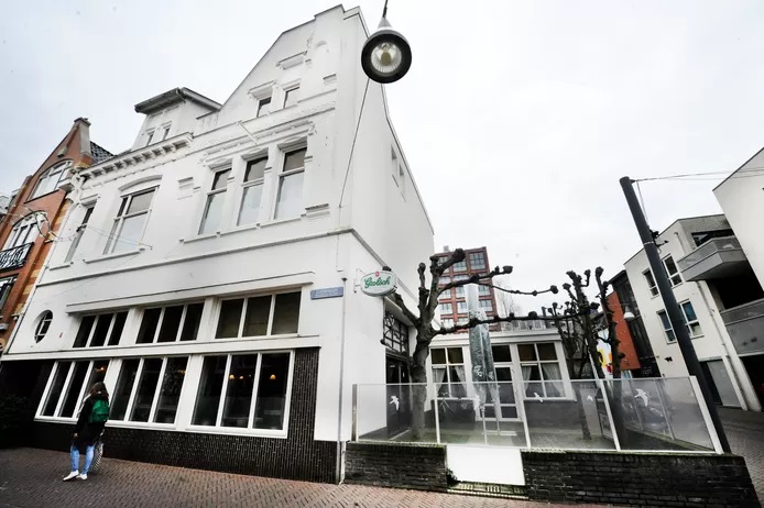 Zo herinnert menigeen zich het voormalige café De Zon aan de Zuiderhagen. Het terras heeft inmiddels plaatsgemaakt voor een appartementencomplex.jpg