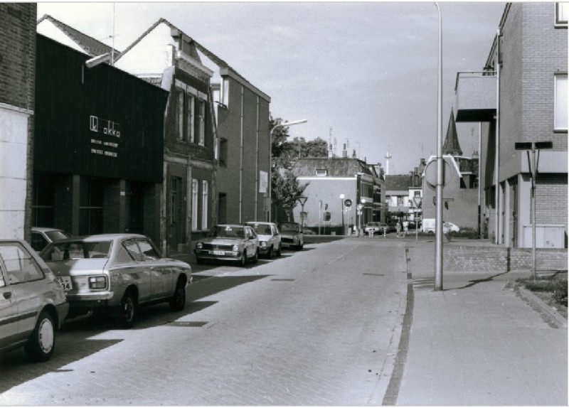 Wilhelminastraat 26-30 links In het midden doorkruist de (nieuwe) Oldenzaalsestraat de Wilhelminastraat. Achteraan zicht op De Heurne met rechts de toren van de Grote Kerk. 1986.jpg