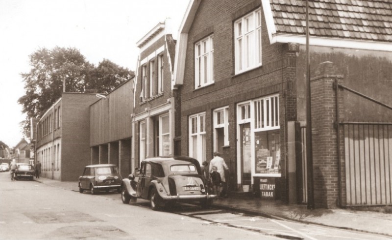 Wilhelminastraat 22-30 Voorzijde panden, met rechts winkel in rookwaren.jpg