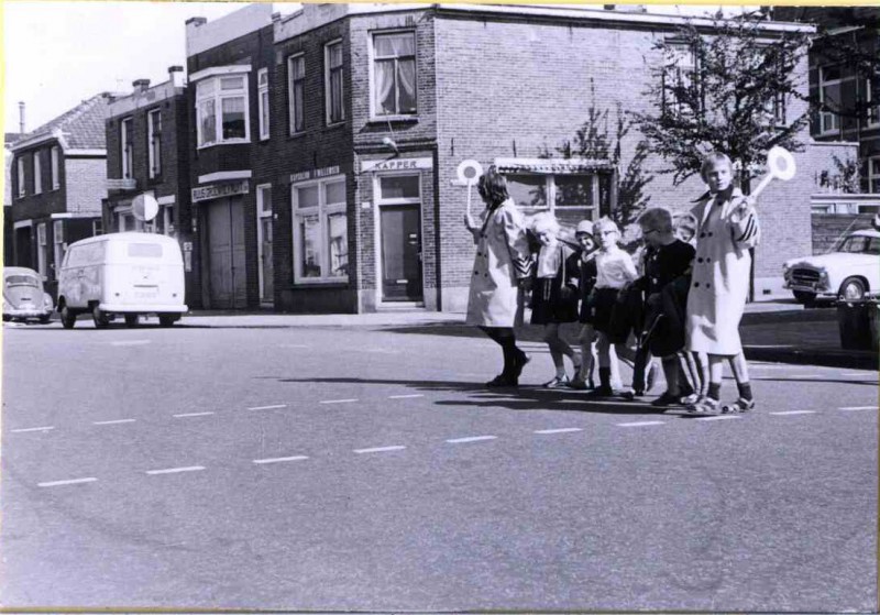 Kuipersdijk 109-115 Twee klaarovers helpen kinderen de straat over te steken thv de Madoerastraat 1964.jpg