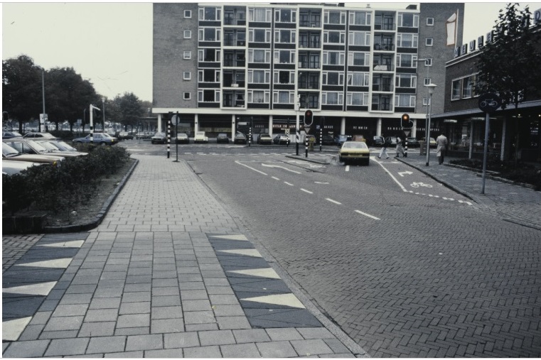 Koningstraat 1 hoek Beltstraat 37 rechts meubelwinkel Snels.jpg