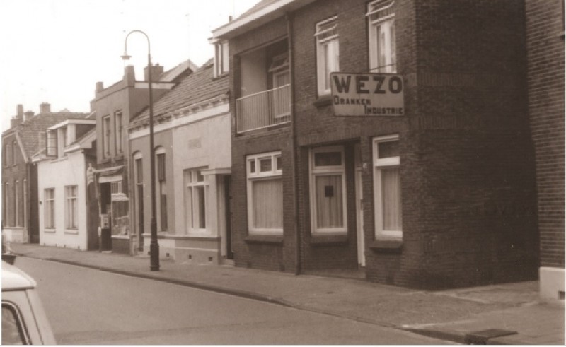 Blekerstraat 34-40 woningen en pand van WEZO Dranken Industrie op 40 winkel levensmiddelen  1967.jpg