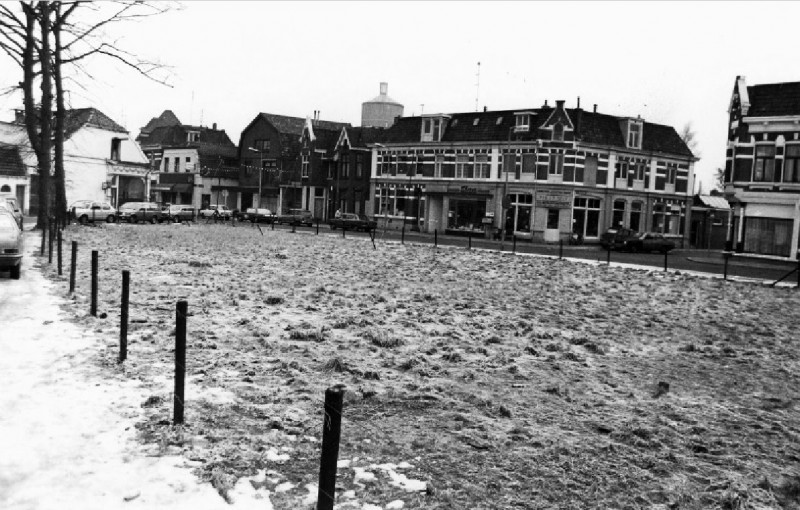 Lipperkerkstraat 59- 63 hoek C.J. Snuifstraat gezien vanaf Gronausevoetpad, over braakliggend terrein. Met o.a. Slaa Sanitair- en Electroshop Fix It Self..jpg