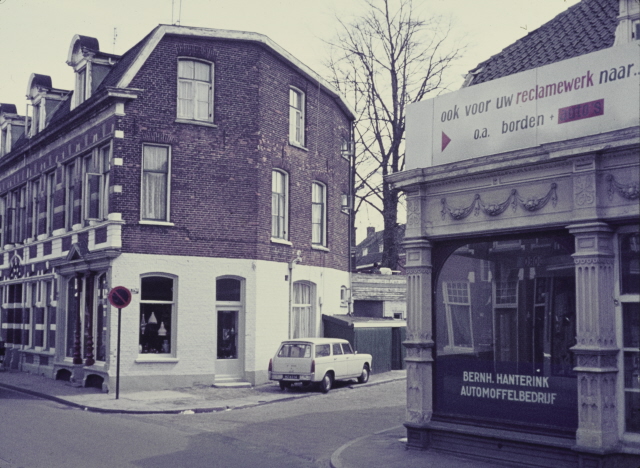 Lipperkerkstraat 42-44 hoek Gronausevoetpad met rechts Hanterink Automoffelbedrijf 30-4-1969.jpeg