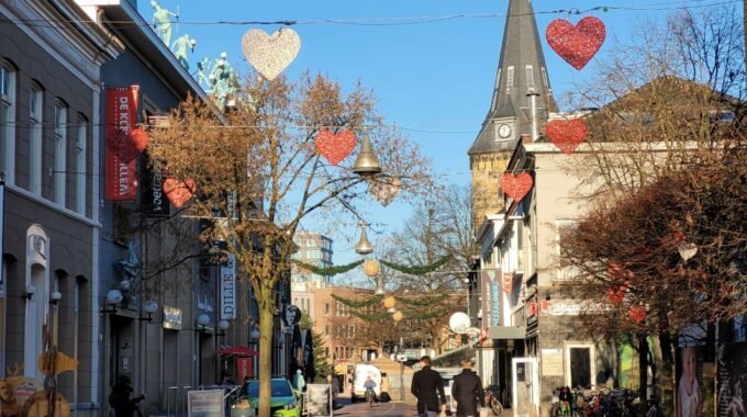 Langestraat versiering Valentijn.jpg