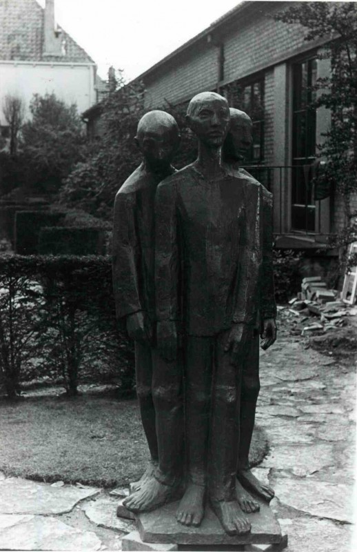 Hofstraat Oorlogsmonument in stadhuistuin 1950.jpg