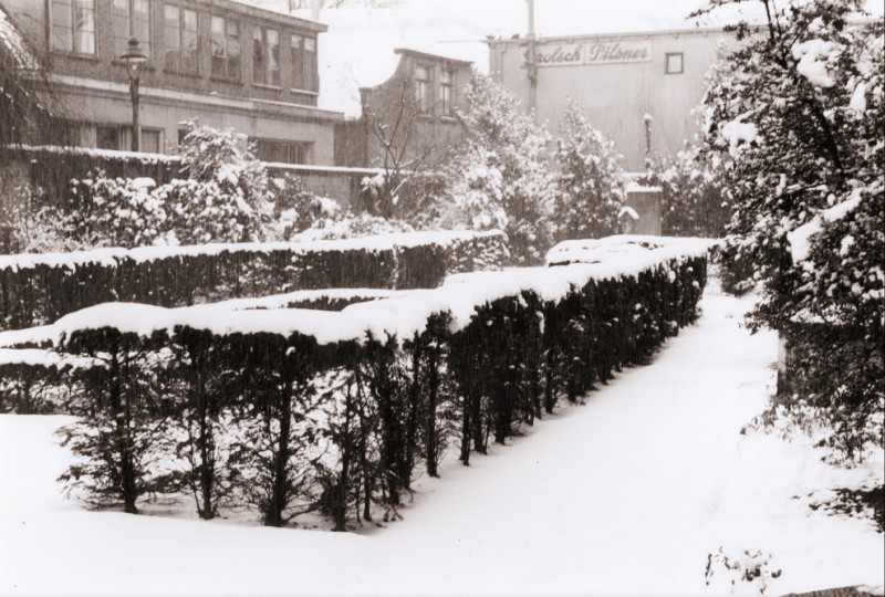 Hofstraat Zicht op de stadhuistuin bij het stadhuis in de sneeuw. achtergrond beeld Belgische vluchtelingen  cafe Dam maart 1955.jpg