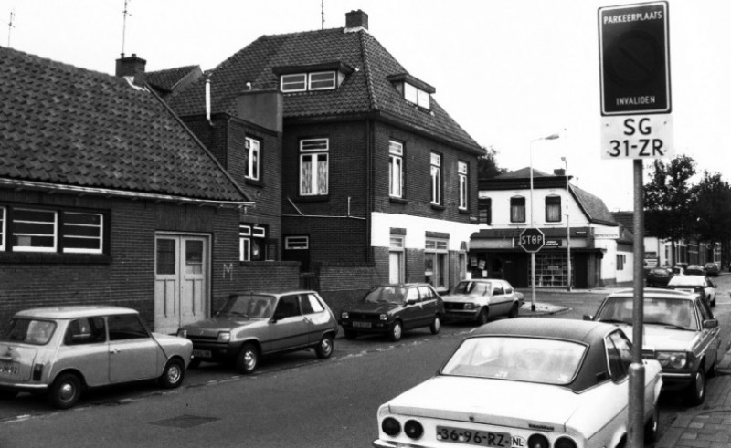 Wooldriksweg 2-4 Zijgevel woning winkel op de hoek met de Kuipersdijk. Aan de overkant aan de Kuipersdijk 97 Berendsen slijterij.jpg
