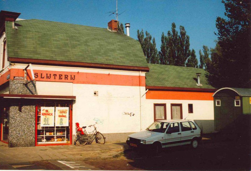 Kuipersdijk 97 hoek Javastraat slijterij Berendsen.jpg