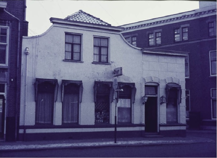Haaksbergerstraat 63 Cafe-slijterij De Klok op de met de hoek Koningstraat. 17-12-1969.jpg