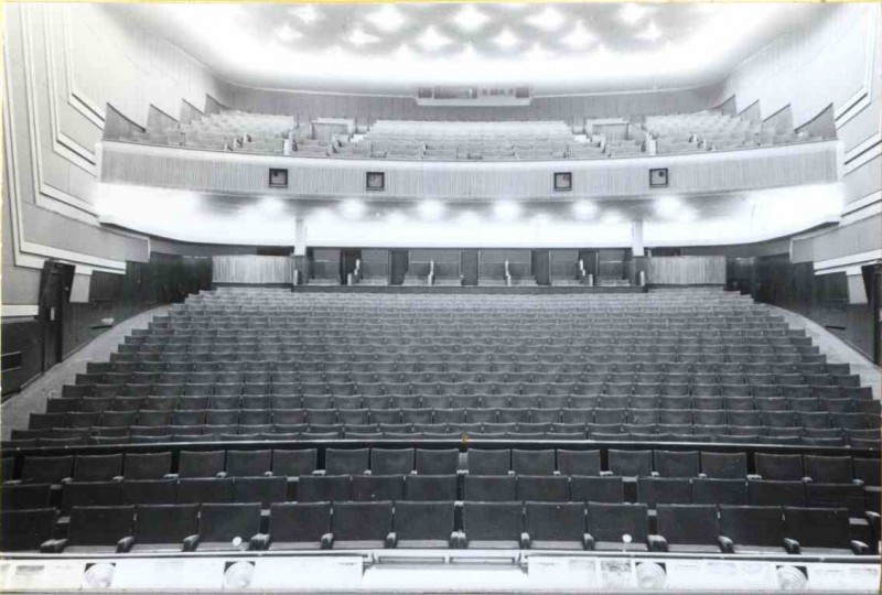 Langestraat 49 nterieur schouwburg vanaf het podium zicht op de zaal en balkon 1955.jpg