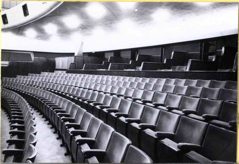 Langestraat 49 Interieur schouwburg deel van de zaal 1955.jpg