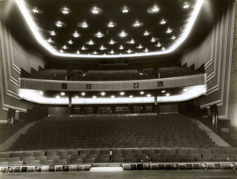 Langestraat 49 Interieur schouwburg vanaf podium zicht op zaal en balkon 1955.jpg