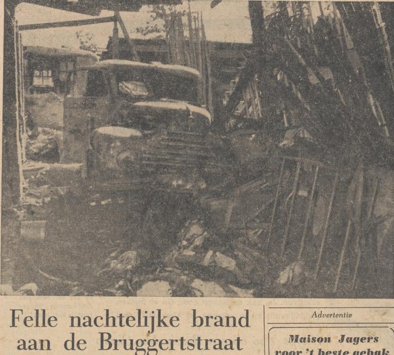 Bruggertstraat 253 brand werkplaats H. Smallenbroek krantenfoto Tubantia 28-9-1959.jpg