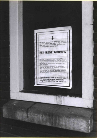 Noorderhagen 69 Affiche in de vorm van een rouwadvertentie op schouwburg Irene i.v.m. aanstaande sloop van het pand. jan. 1992.jpeg