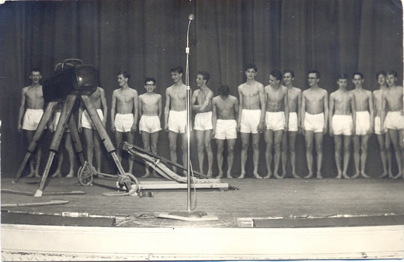 Noorderhagen 69 zaal Gebouw Irene Arie Gymnastiek uitvoering tijdens Schoolavond 2e ULO-school - 1960.jpg