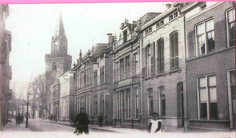 Langestraat 40-62 rechts Hofstraat 1 1900 NH kerk oude toren.jpg
