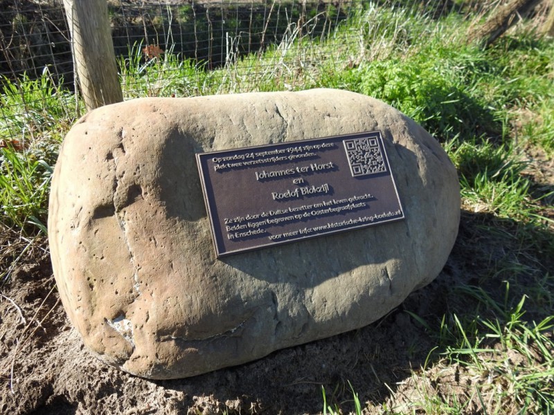 Haaksbergerstraat Usselo bermmonument Johannes ter Horst en Roelof Blokzijl...jpg