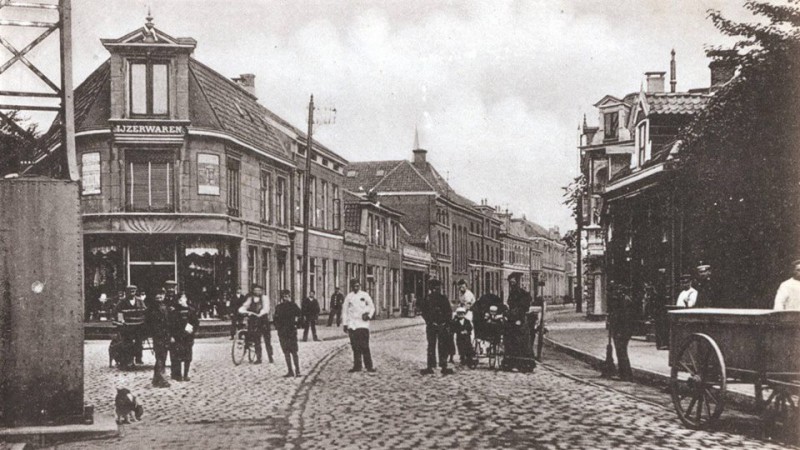 Oldenzaalsestraat 23 T.h.v. uitmonding Noorderhagen in noordelijke richting met winkel Tönies en het Striekiezer 1910.jpg
