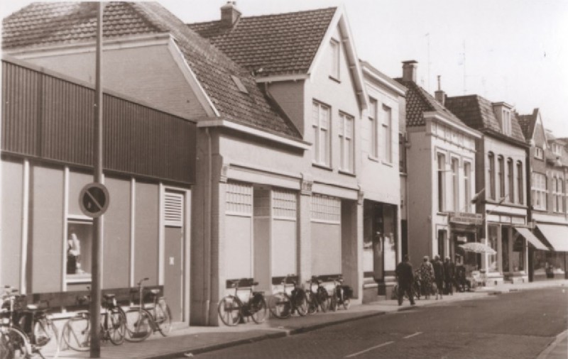 Kalanderstraat 1, 3, 5 Voorgevels woningen en winkels; o.a. HEMA 1967.jpg