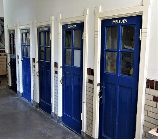 Borstelweg 29 Volksparksingel Volksparkschool interieur toiletten.jpg