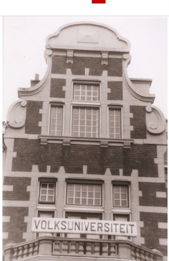 Haaksbergerstraat 64 Bovenste deel voorgevel van pand Volksuniversiteit.jpg