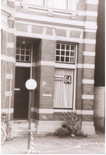Haaksbergerstraat 64 Detail van voorgevel van pand Volksuniversiteit. vroeger pand Notaris L.K. Steernberg.jpg