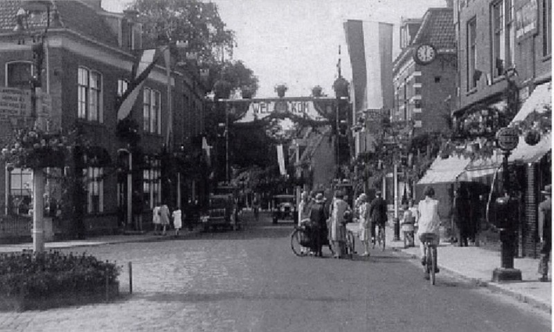 Gronausestraat 51 rechts Bloemist Steinmetz. Pand met klok. links 46-48.jpg