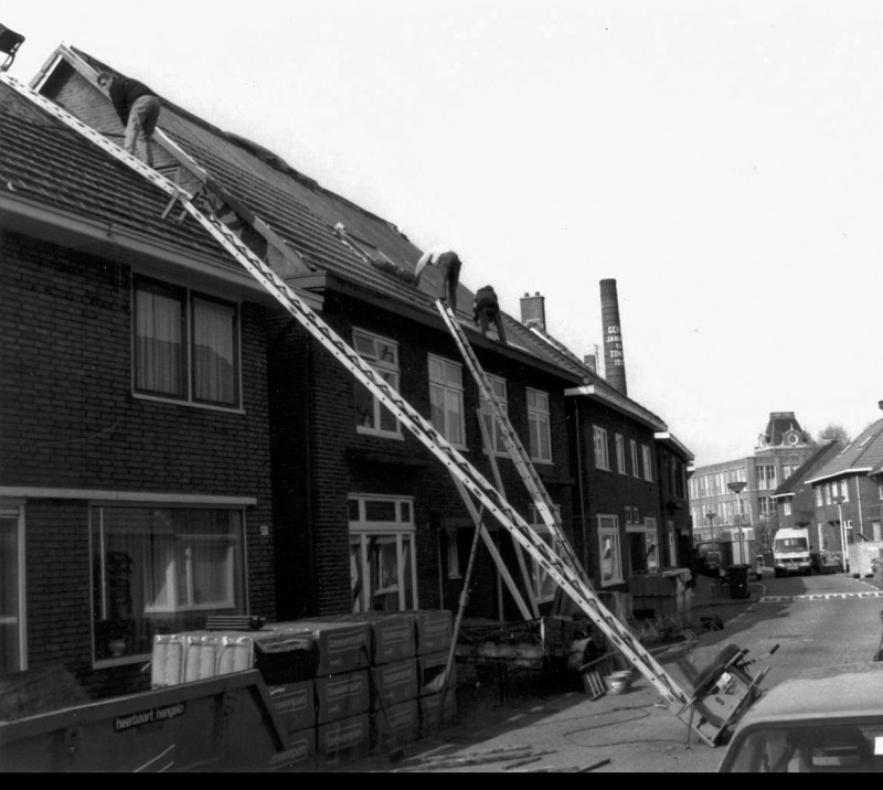 Delistraat 63-65 Straatbeeld tijdens de renovatie met op de achtergrond Janninkcomplex.jpg