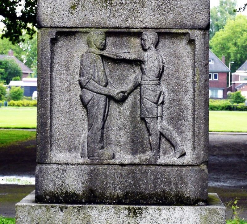 G.J. van Heekpark gedenknaald is in april 1922 geschonken door de ingezetenen van Enschede als dank voor het G.J. van Heekpark...jpg