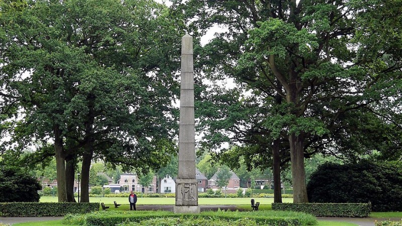 G.J. van Heekpark gedenknaald is in april 1922 geschonken door de ingezetenen van Enschede als dank voor het G.J. van Heekpark..jpg