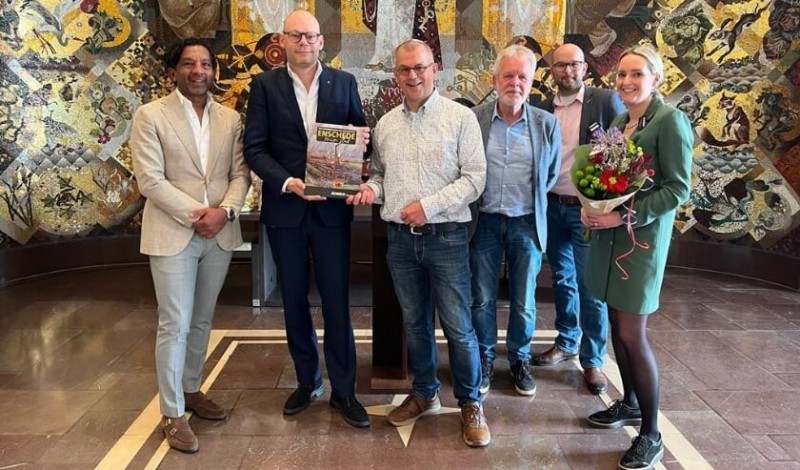 Burgemeester Roelof Bleker kreeg afgelopen dinsdag het eerste boek uitgereikt.jpg