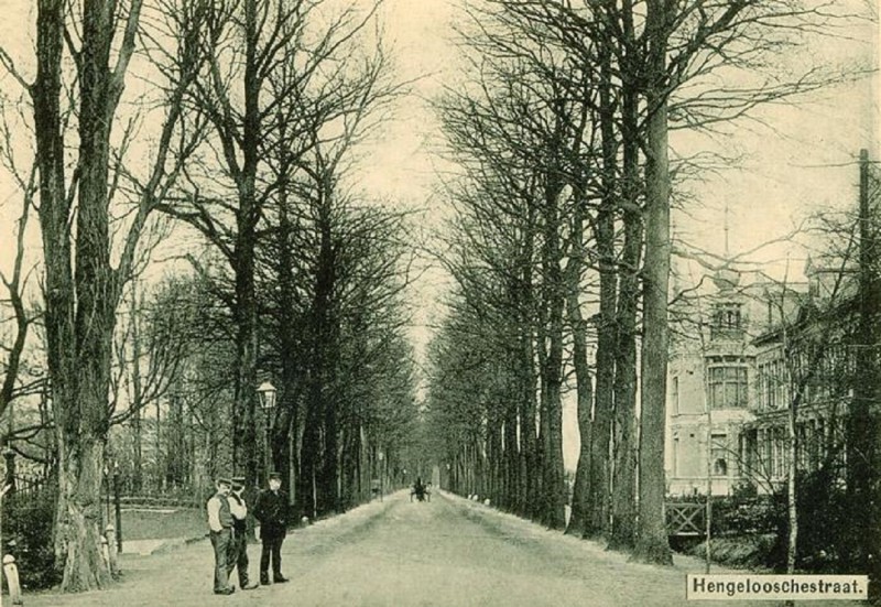 Hengelosestraat 90-98 vroeger Hengeloschestraat  rechts villa met koepel.jpg