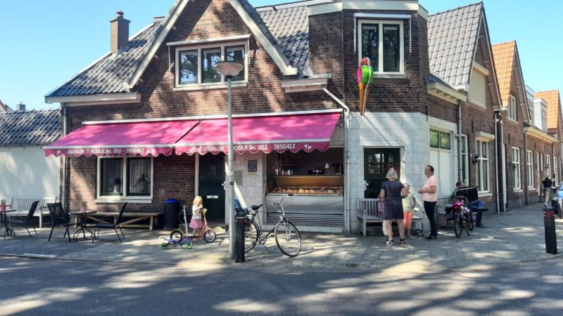 G.J. van Heekstraat 20 hoek Surinamestraat IJssalon 't Hoekje.jpg