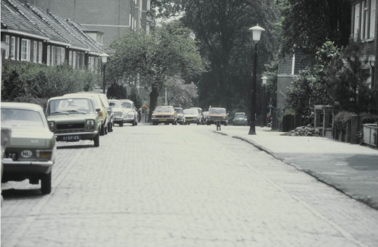 Kneedweg 12-28 links Straatbeeld in zuidwestelijke richting.jpg