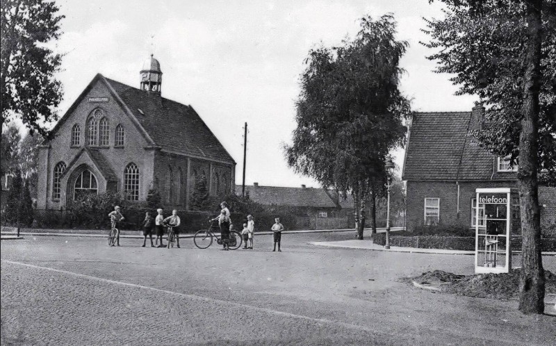 haaksbergerstraat 468 hoek b.w ter kuilestraat achter de telefooncel  Willem de Clercqstraat. Achter de Phliadelphiakerk de Apostelenhof.jpg