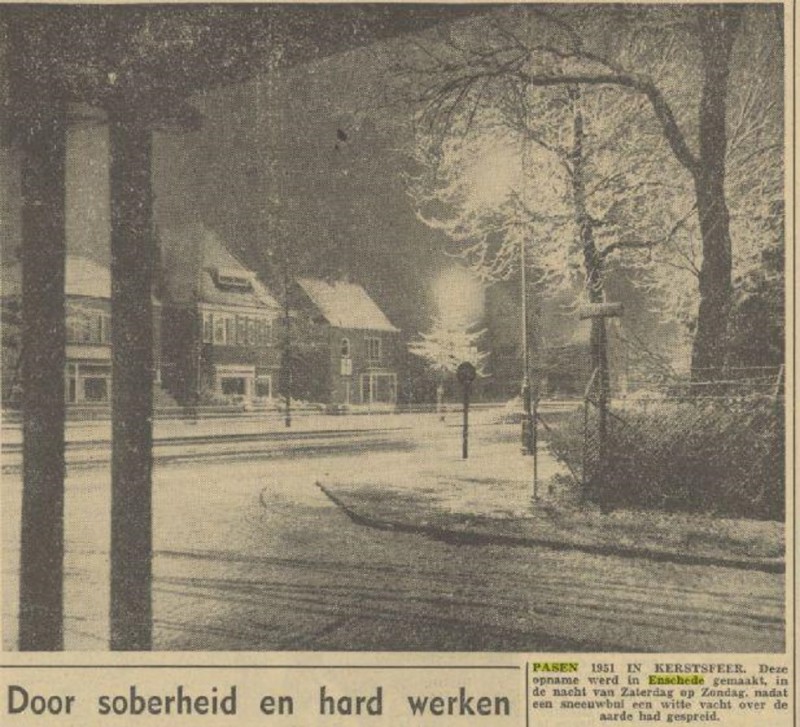 Hengelosestraat 179 e.v. hoek Westerstraat bij Parkhotel Pasen 1951 in kerstsfeer krantenfoto Tubantia 27-3-1951.jpg