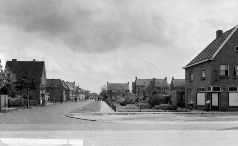 Abel Tasmanstraat hoek Gronausestraat  rechts op de hoek Paardenslagerij Klein Wolt. Vroeger Dr. Kuyperstraat.jpg