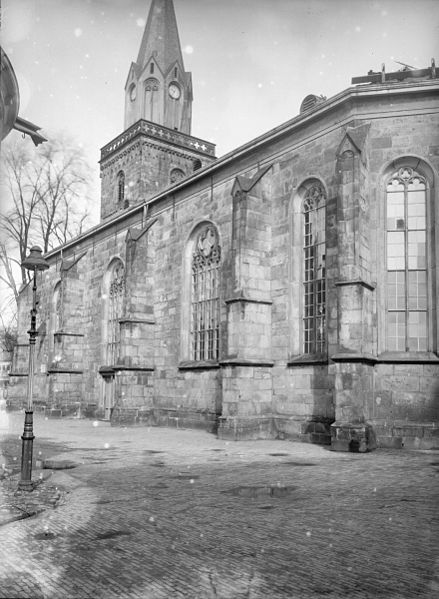 Kerk met de oude toren.