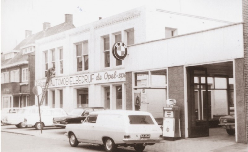 Blekerstraat 67-67a Voorzijde woningen en garage Keizer's automobielbedrijf, Opel en BMW dealer en benzinestation 1967.jpg