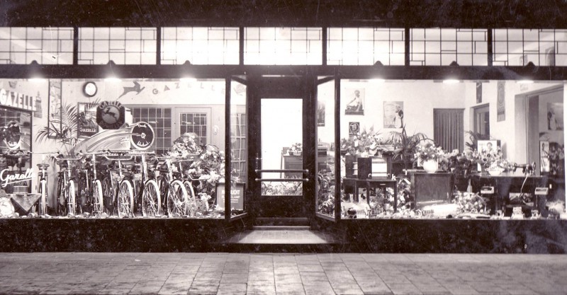 Deurningerstraat 113 etalage fietsenzaak Timmerman 1938.jpg
