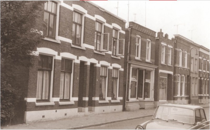 Waldeckstraat 36-38-40 woningen en winkels 1967.jpg