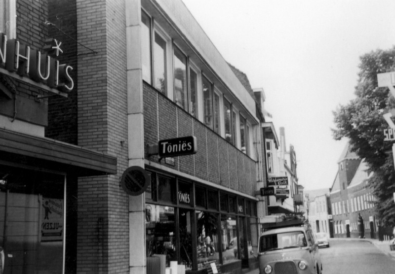 Noorderhagen 84-88 Ijzerwaren en gereedschappen handel Töniës met op de achtergrond Verenigingsgebouw Irene..jpg