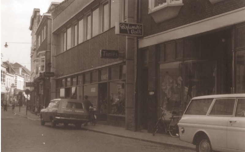 Noorderhagen 80-86 winkelpanden richting Oldenzaalsestraat, o.a. Parfumerie Valk en Töniës 1967.jpg