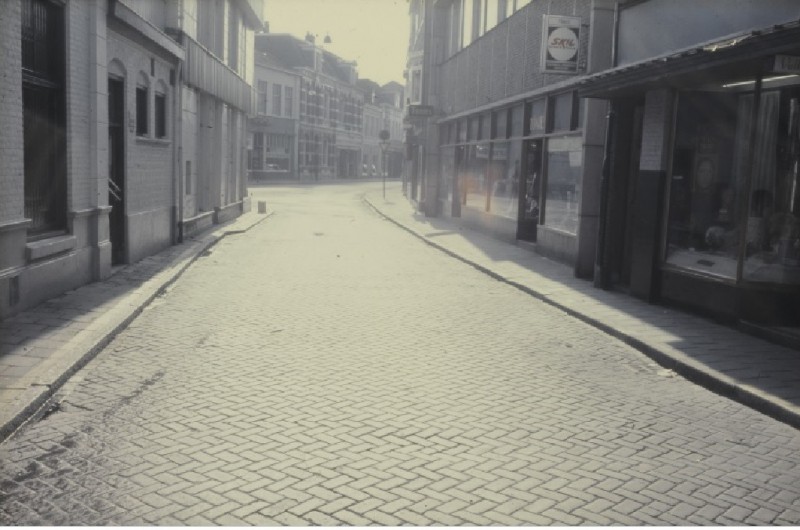 Noorderhagen 84-86 Richting Oldenzaalsestraat, met rechts winkel Töniës en links CO-OP jaren 70.jpg