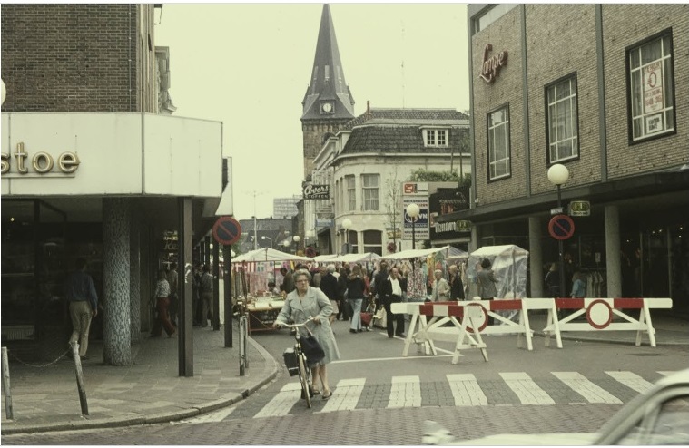 Marktstraat 13 Marktkraampjes, kruispunt de Graaff naar de Markt. Winkels Rekers, Lampe, Covers stoffen, Talamini Ijssalon. 1978.jpg