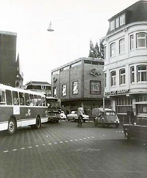 Marktstraat 13 Kruispunt De Graaf en winkel Lampe 1970.jpg